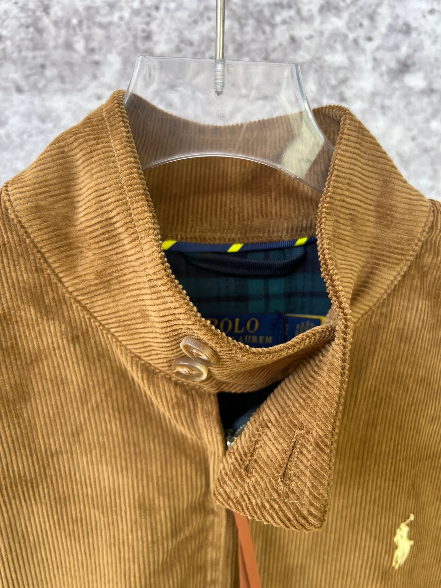 P330 Ralph Lauren autumn old-money style unisex Harrington corduroy jacket. The upper body of major celebrities and Internet celebrities is the same. The short and wide version of the corduroy fabric upper body is soft and comfortable. The inner plaid fabric is made of customized rental accessories and fine workmanship.